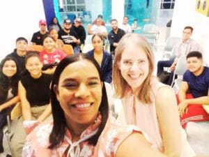 Cafe Emprendedor grupo personas sonrien Selfie